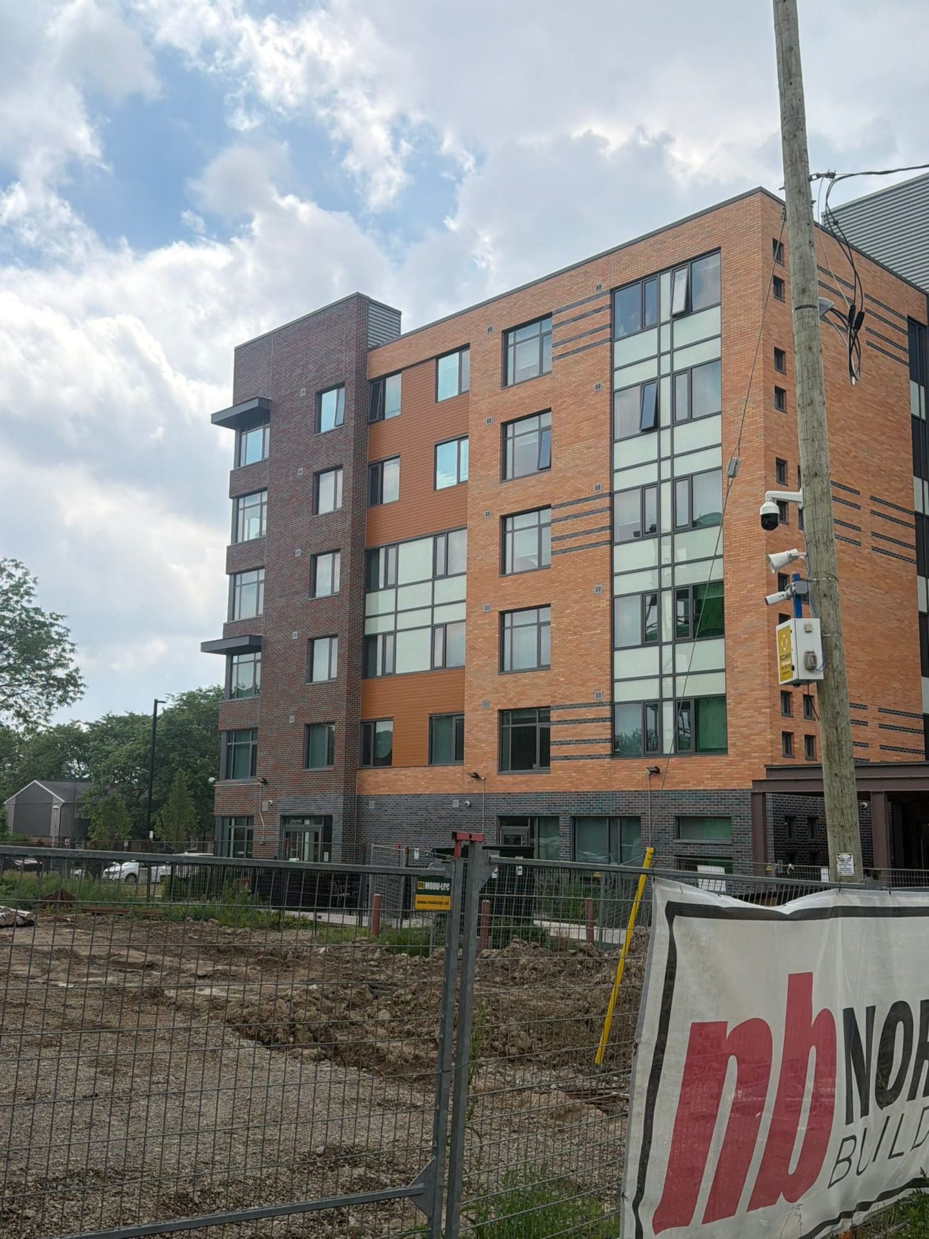 Multi-storey residential building with window-wall glazing